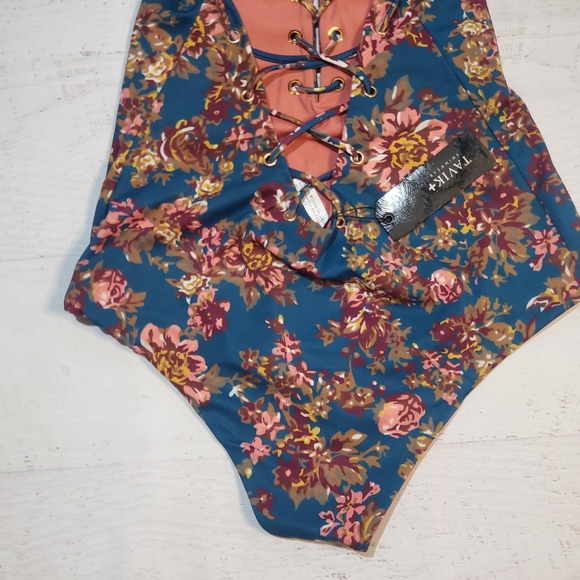 Tavik Monohan one piece - Picture 7 of 14